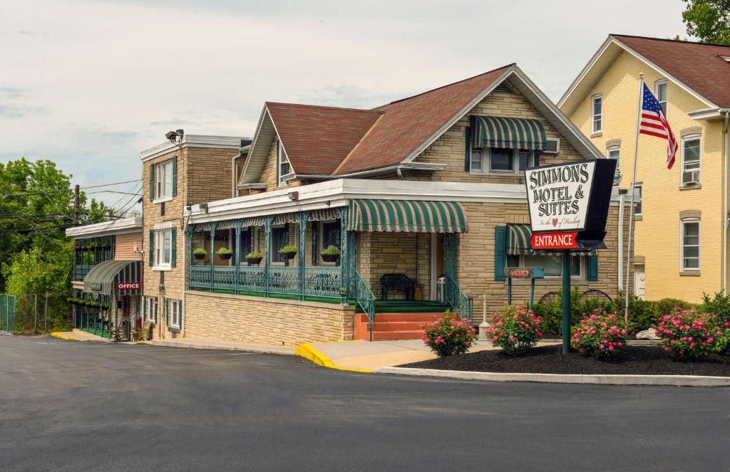 una tienda con un cartel delante de un edificio en Simmons Motel and Suites en Hershey