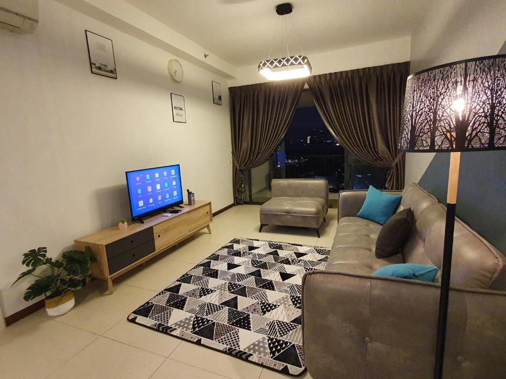 sala de estar con sofá y TV en Landmark By Katana 4BR Romantic Seaview Homestay Gurney无敌海景四房套房, en Tanjong Tokong