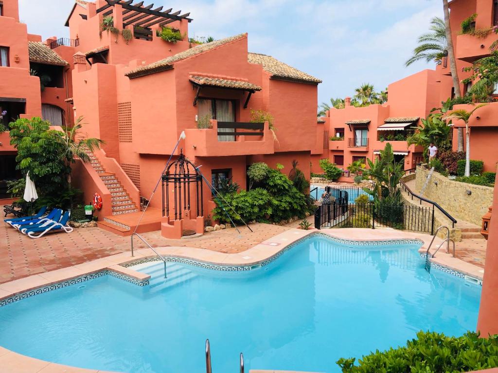 Bazén v ubytování Two-room apartment in Elviria NEAR THE BEACH with parking nebo v jeho okolí