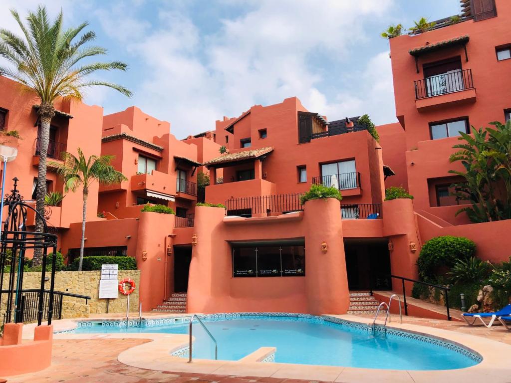 Bazén v ubytování Two-room apartment in Elviria NEAR THE BEACH with parking nebo v jeho okolí