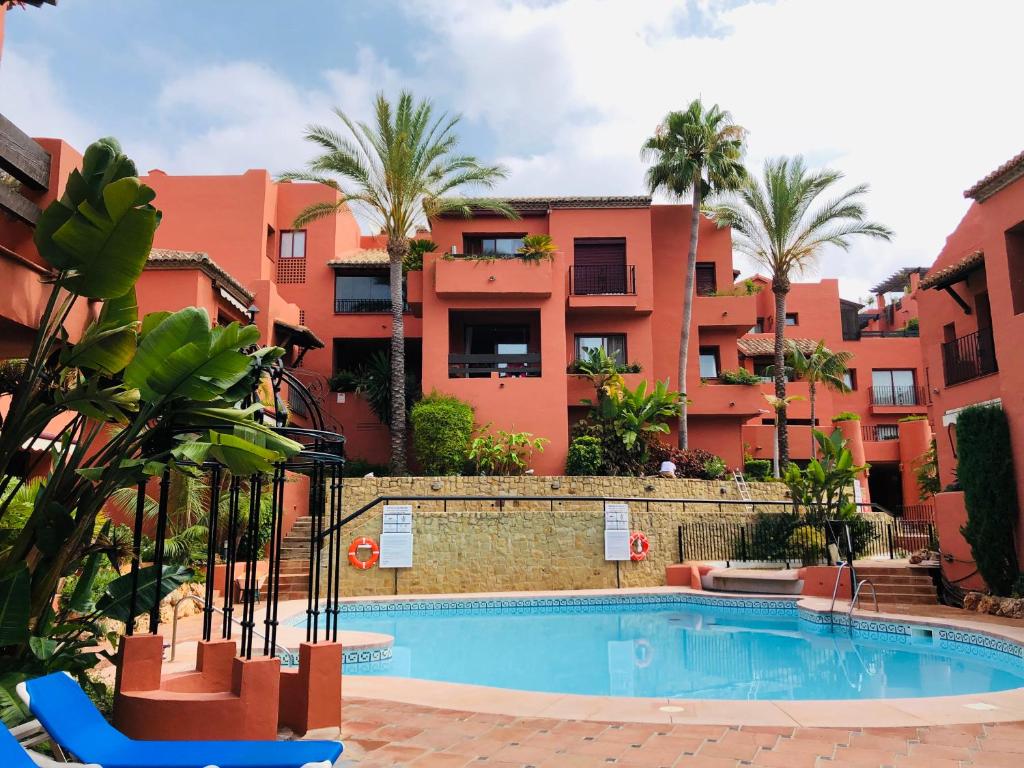 Bazén v ubytování Two-room apartment in Elviria NEAR THE BEACH with parking nebo v jeho okolí