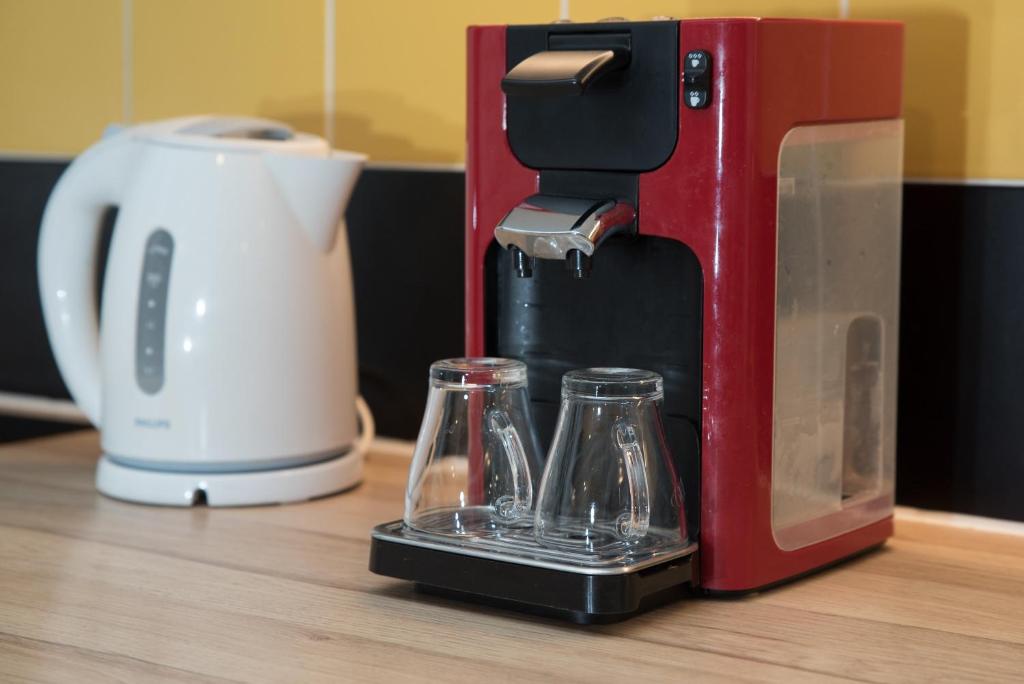 a coffee maker with two glass cups on a counter at L'Olivaroise in Toulon