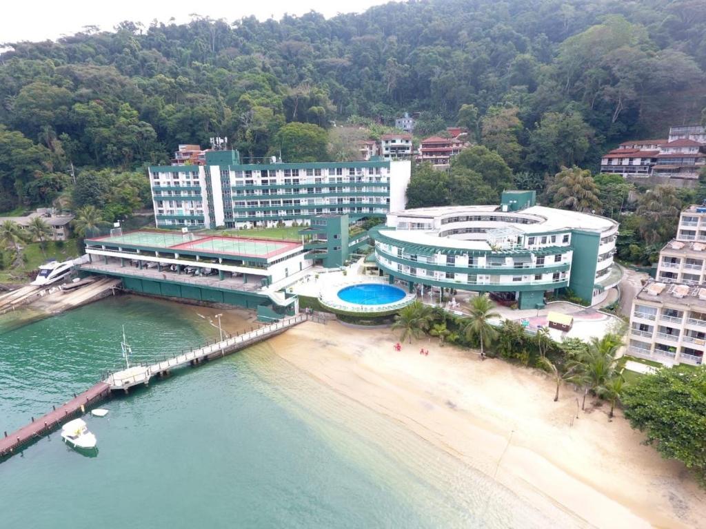 una vista aerea su una spiaggia e su edifici di Angra dos Reis, Angra Inn, Cantinho perfeito ad Angra dos Reis