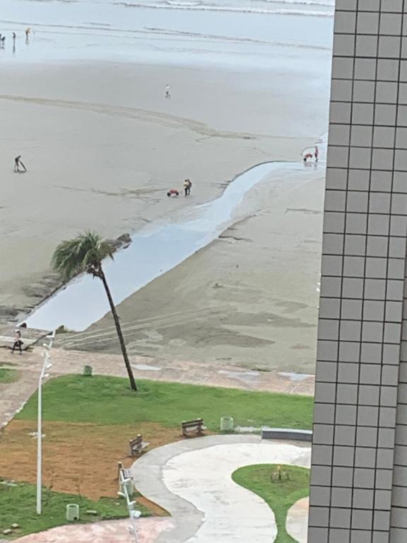  São Vicente Itararé prédio frente mar apto fundo vista parcial