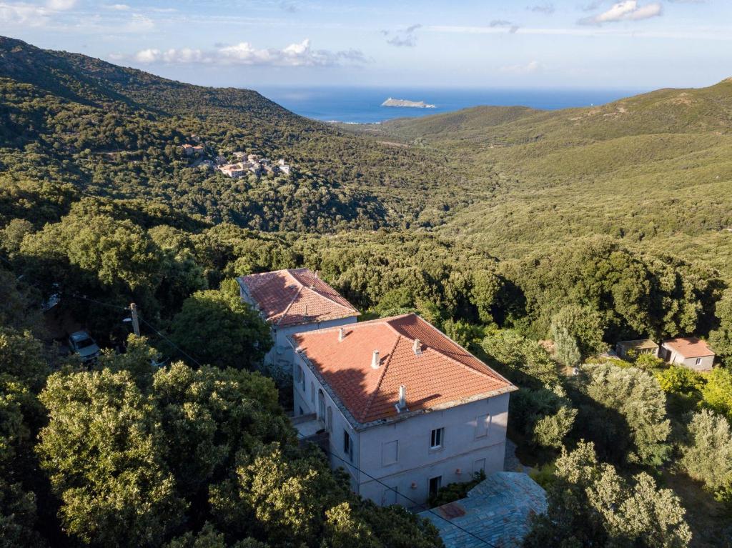 eine Luftansicht eines Hauses in den Hügeln in der Unterkunft Casa A Rota Chambres d'Hôtes in Ersa