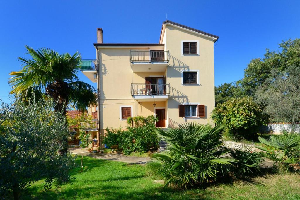 Vonkajšia záhrada v ubytovaní Apartment with pool Albina 3