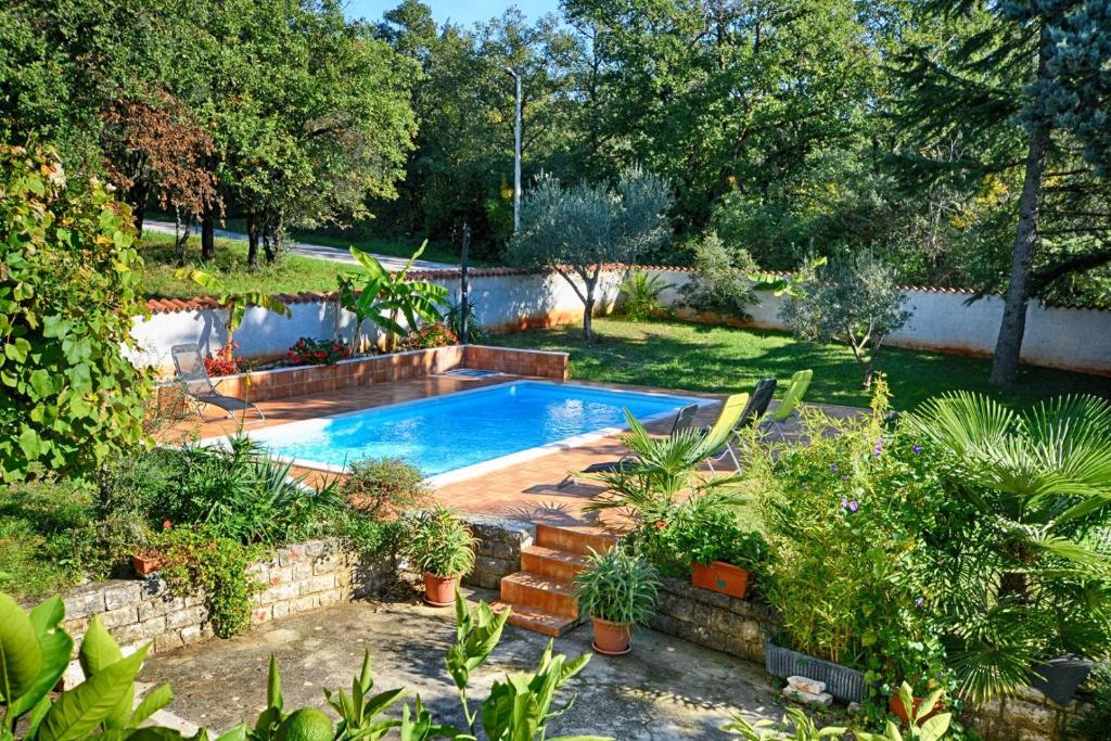 Bazén v ubytovaní Apartment with pool Albina 3 alebo v jeho blízkosti