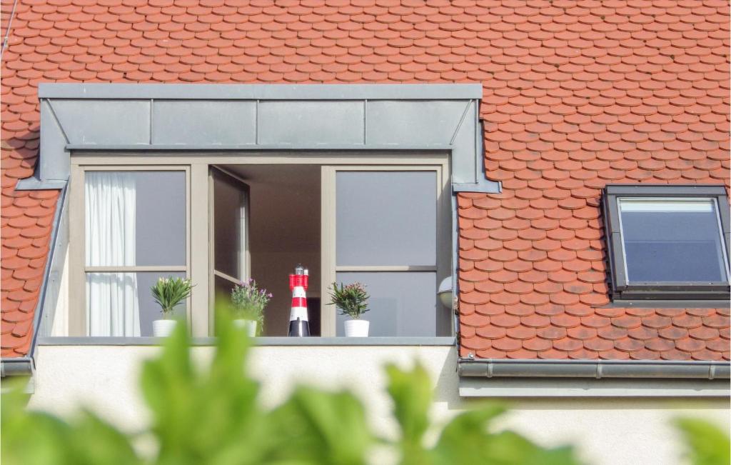 une fenêtre d'une maison avec un phare rouge et blanc dans l'établissement 1 Bedroom Amazing Apartment In Mellenthin, à Mellenthin