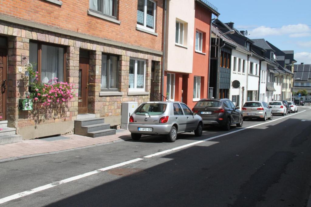 eine Reihe von Autos, die an der Straßenseite geparkt sind in der Unterkunft Casa Maria in Sankt Vith