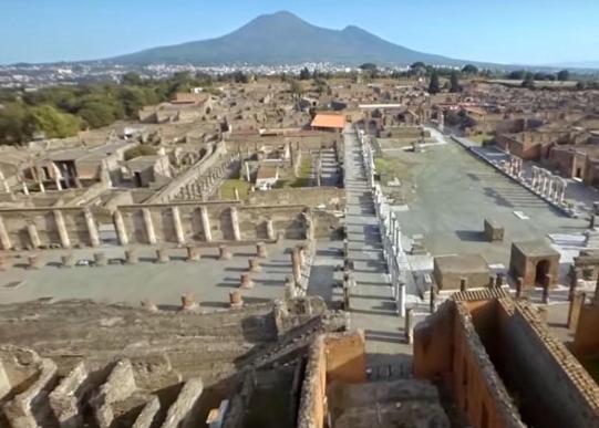 een uitzicht op de ruïnes van het colosseum bij Pompei City Central Atmosphere in Pompei