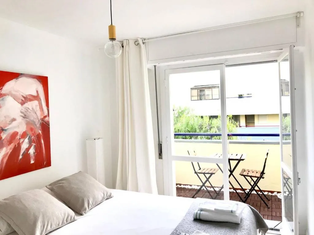 Renovated Apt with piano near metro, Amadora, Portugal