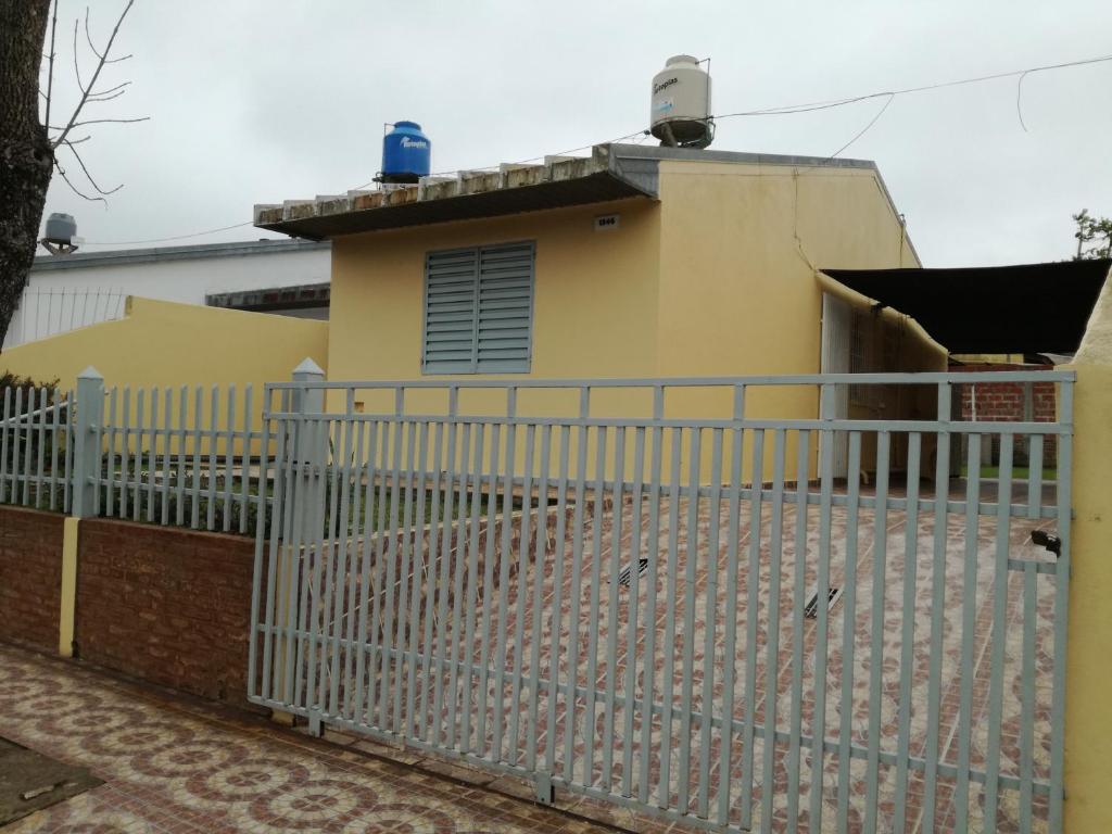 una cerca blanca frente a una casa en Casa Marian en Federación