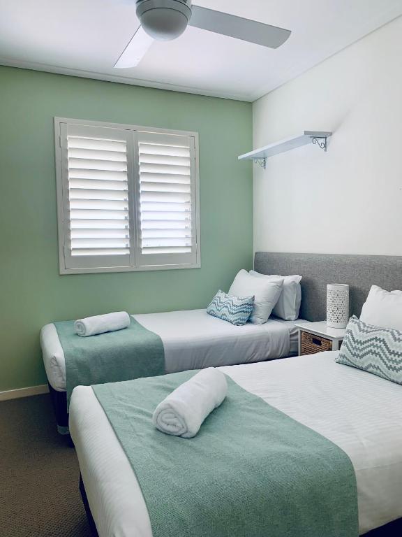 Postel nebo postele na pokoji v ubytování Ocean Views Resort Caloundra