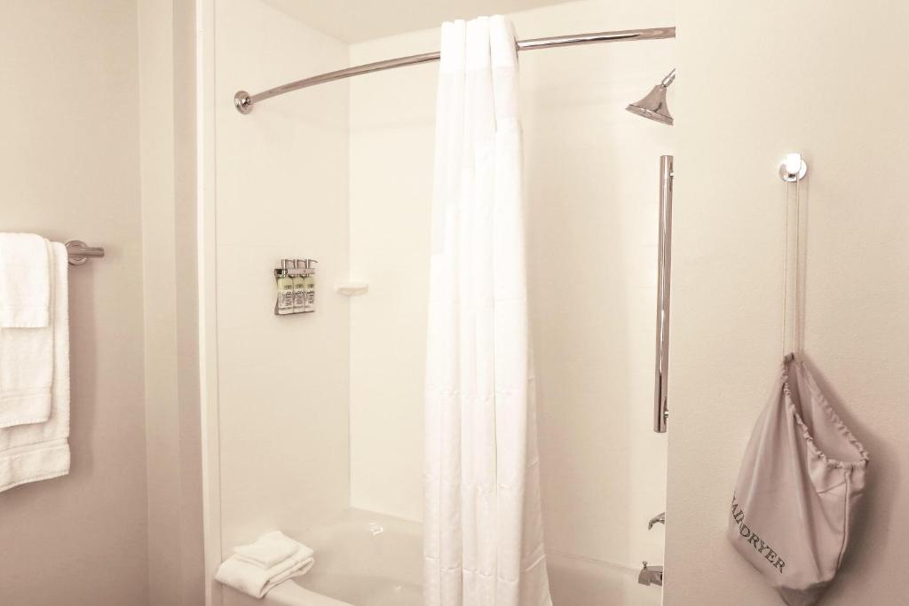 Holiday Inn Express & Suites - Houston IAH - Beltway 8, an IHG Hotel - Standaard Queen Room Met Twee Queen Bedden