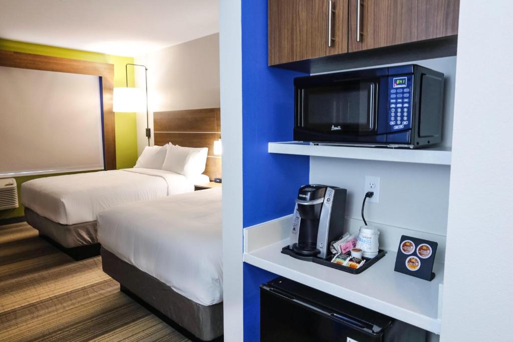 Holiday Inn Express & Suites - Houston IAH - Beltway 8, an IHG Hotel - 