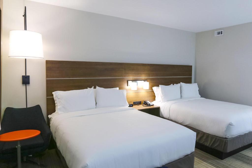 Holiday Inn Express & Suites - Houston IAH - Beltway 8, an IHG Hotel - Standaard Queen Kamer Met Twee Queen Bedden En Mobility Toegankelijke Tub