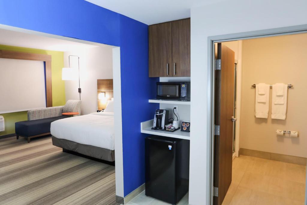 Holiday Inn Express & Suites - Houston IAH - Beltway 8, an IHG Hotel - 