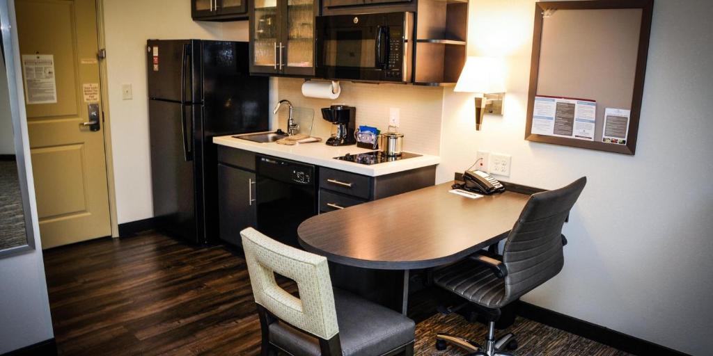 Candlewood Suites Pearl by IHG - Studio Queen Suite