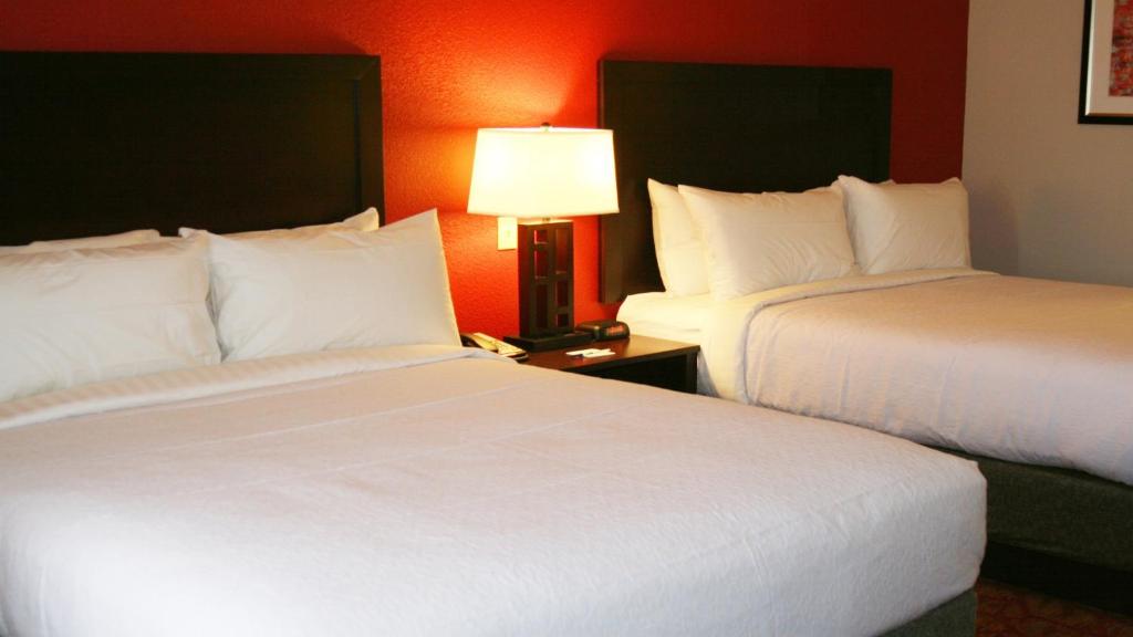Gulta vai gultas numurā naktsmītnē Holiday Inn Guin, an IHG Hotel