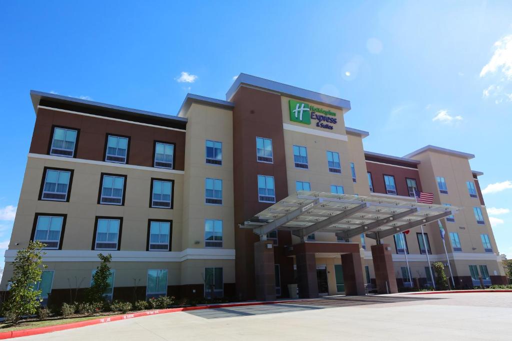 ein Bild eines Hotels mit amerikanischer Flagge in der Unterkunft Holiday Inn Express & Suites Houston NW - Hwy 290 Cypress, an IHG Hotel in Cypress