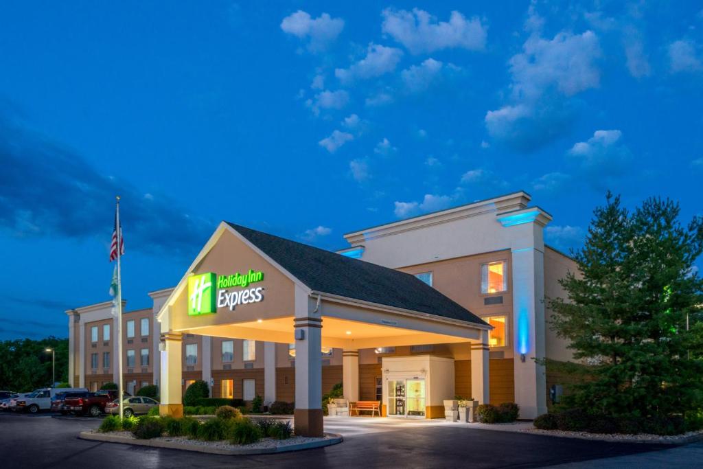 una vista frontal de un hotel hyatt en Holiday Inn Express Hanover, an IHG Hotel, en Hanover