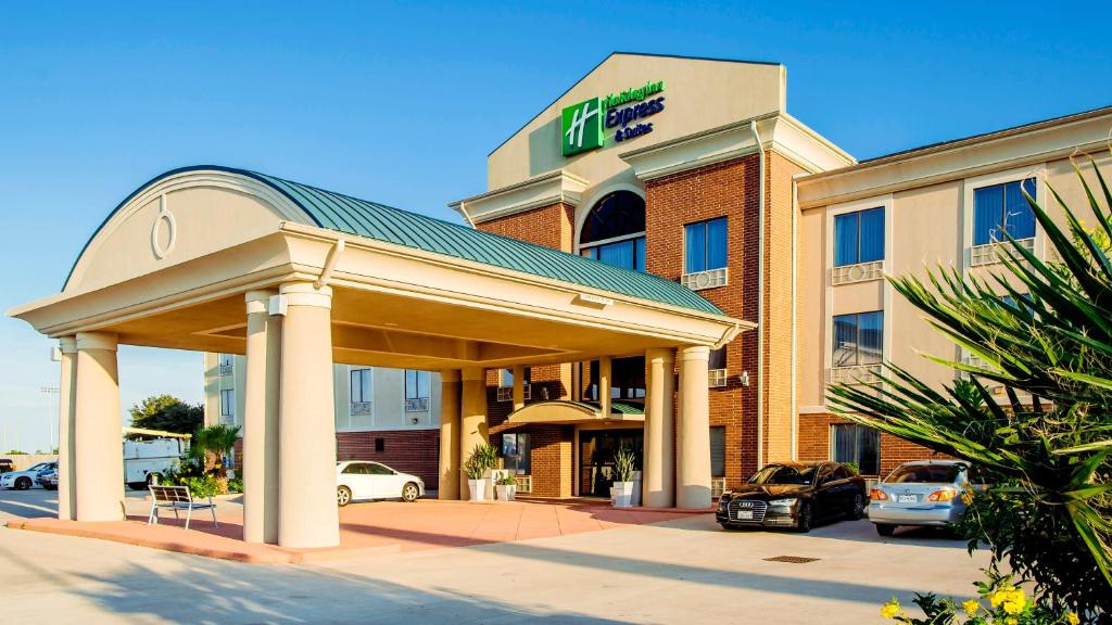 a hotel with a sign on the front of it at Holiday Inn Express Hotel & Suites Waller, an IHG Hotel in Waller