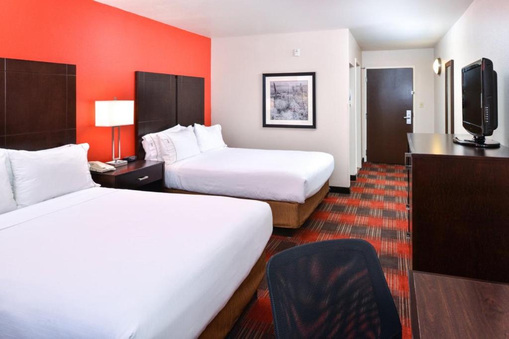 Postel nebo postele na pokoji v ubytování Holiday Inn Express Kingman by IHG
