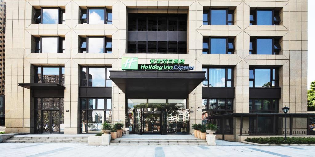 Η πρόσοψη ή η είσοδος του Holiday Inn Express Zhoushan Dinghai by IHG