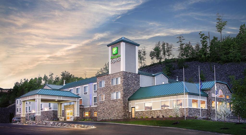 un bâtiment avec une tour d'horloge en haut dans l'établissement Holiday Inn Express Houghton-Keweenaw, an IHG Hotel, à Houghton