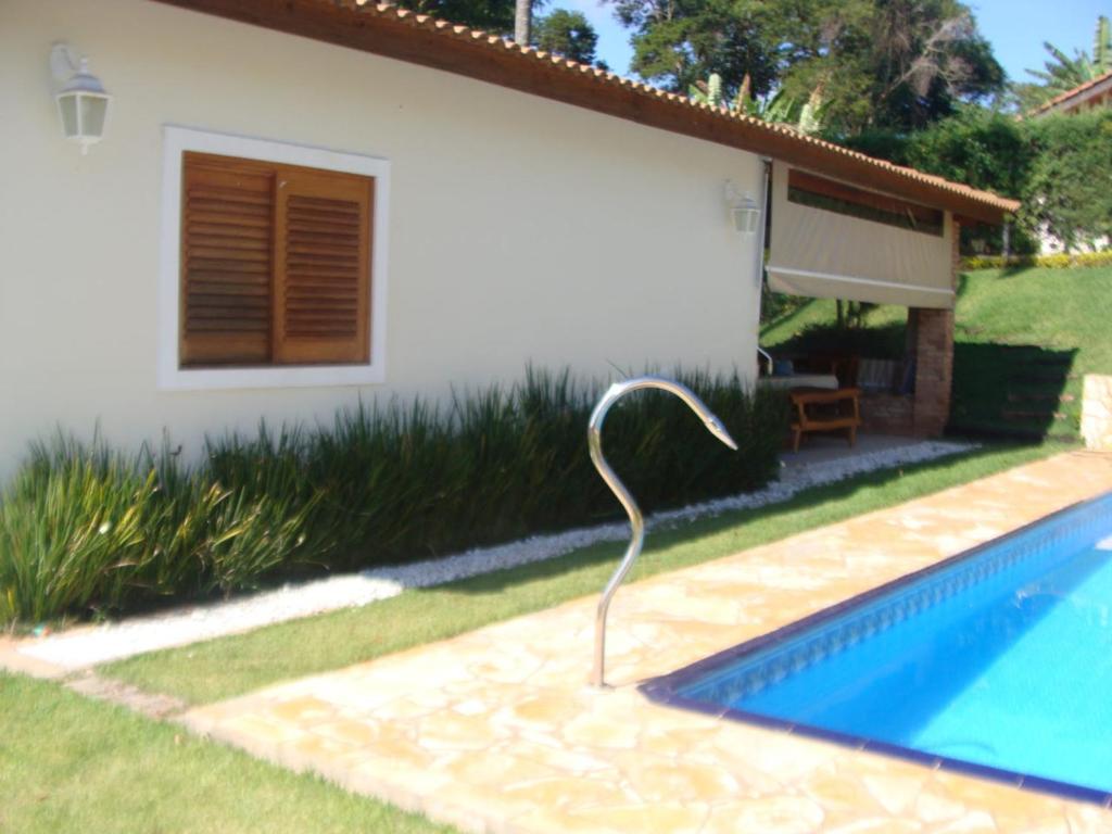 una piscina frente a una casa en Chácara em Atibaia, en Atibaia
