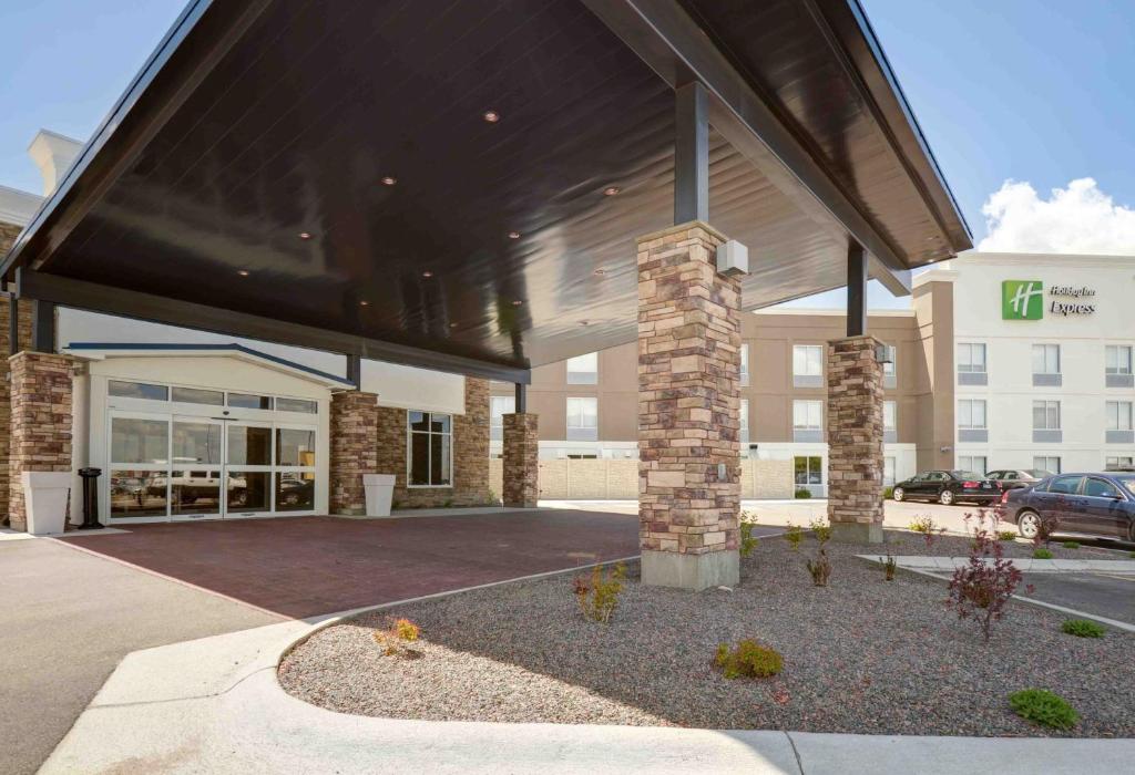 ノース・プラットにあるHoliday Inn Express & Suites North Platte, an IHG Hotelの駐車場付き建物正面の景色