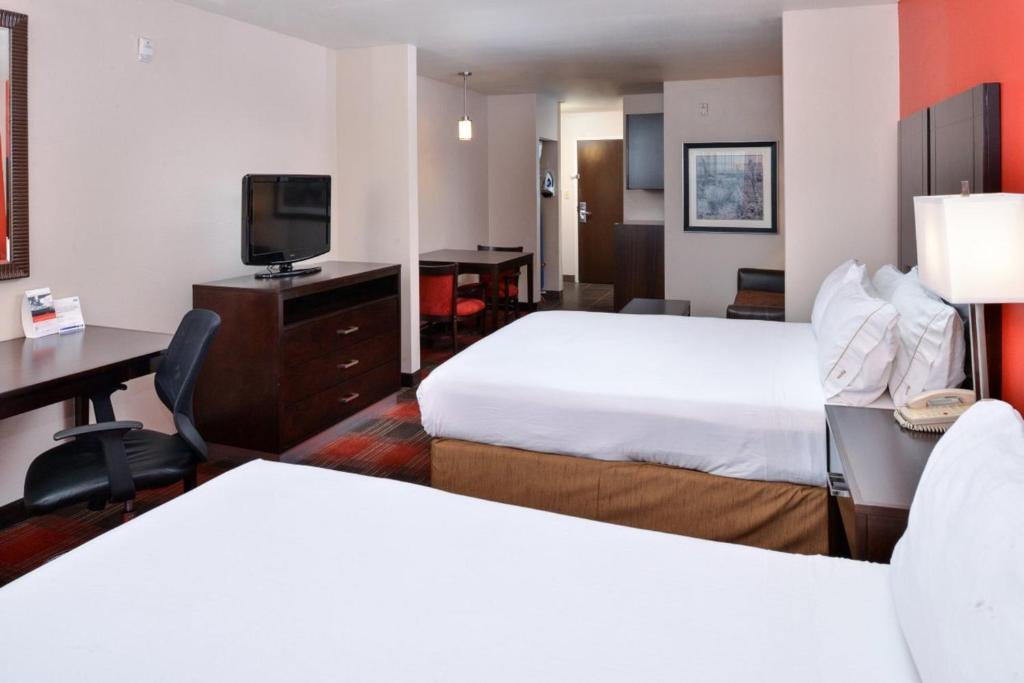 Postel nebo postele na pokoji v ubytování Holiday Inn Express Kingman by IHG
