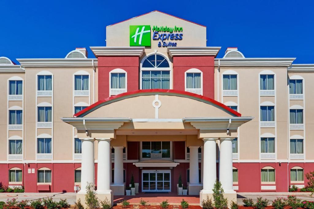 una imagen de la parte delantera de un hotel en Holiday Inn Express Hotel & Suites Byram, an IHG Hotel en Byram