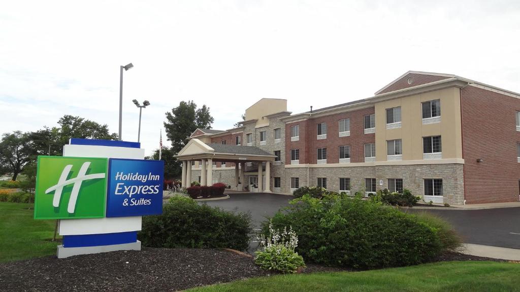 ein Schild vor einem Gebäude in der Unterkunft Holiday Inn Express & Suites Indianapolis North - Carmel, an IHG Hotel in Carmel