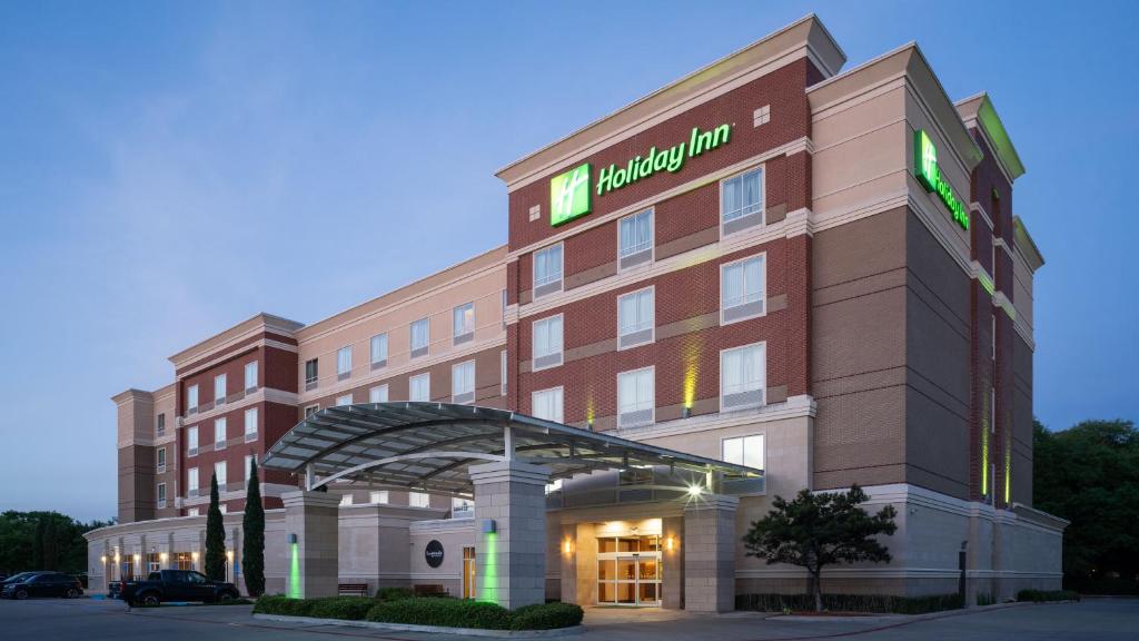 un edificio de hotel con un cartel que dice Mulberry inn en Holiday Inn Houston West - Westway Park, an IHG Hotel, en Houston