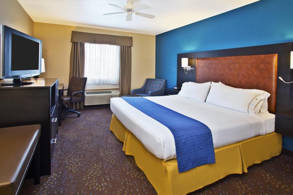 Holiday Inn Express Mackinaw City by IHG - Standard King Room With Mobility Accessible Tub
