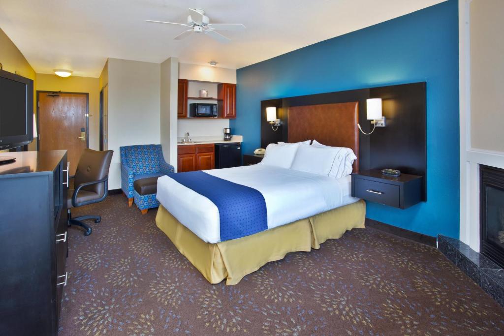 Holiday Inn Express Mackinaw City by IHG - Suite With One King Bed And Two Queen Beds