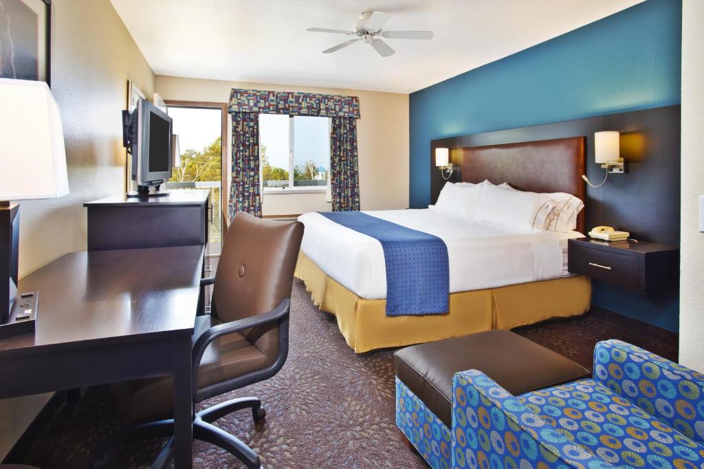 Holiday Inn Express Mackinaw City by IHG - Standardzimmer Mit Kingsize-Bett