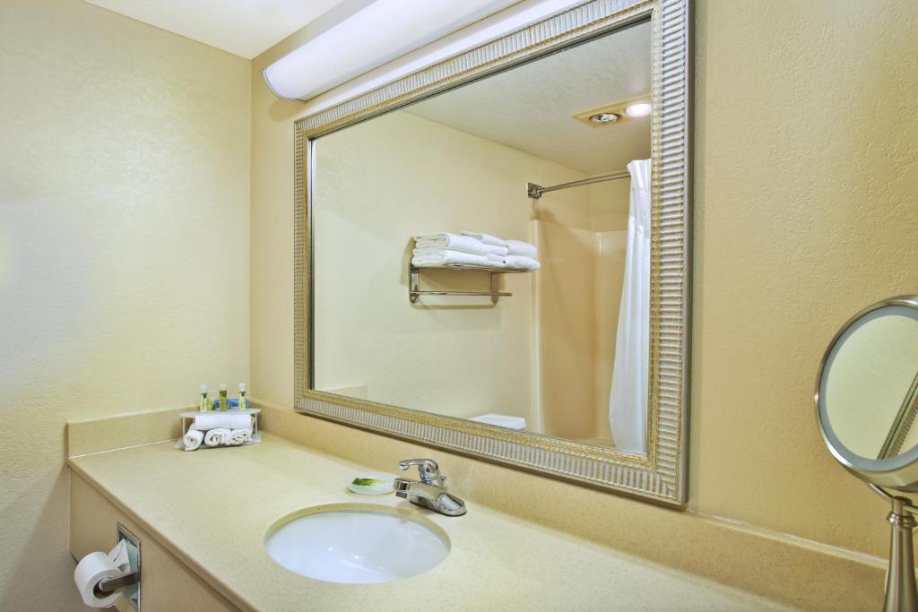 Holiday Inn Express Mackinaw City by IHG - Standard Zimmer Mit Kingsize-Bett Und Balkon