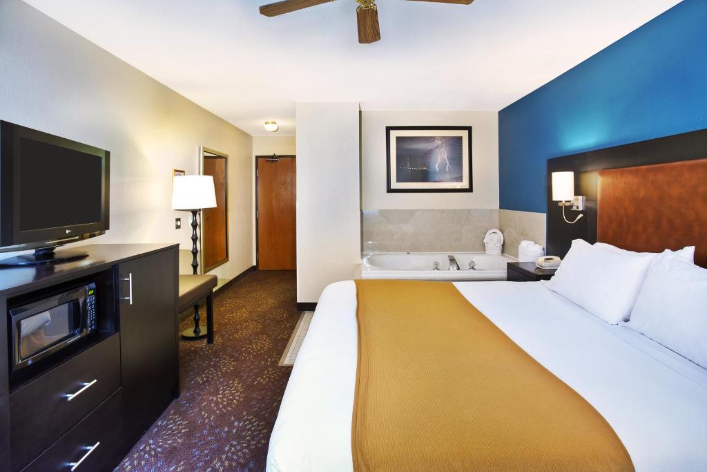 Holiday Inn Express Mackinaw City by IHG - Zimmer Mit Kingsize-Bett Und Whirlpool