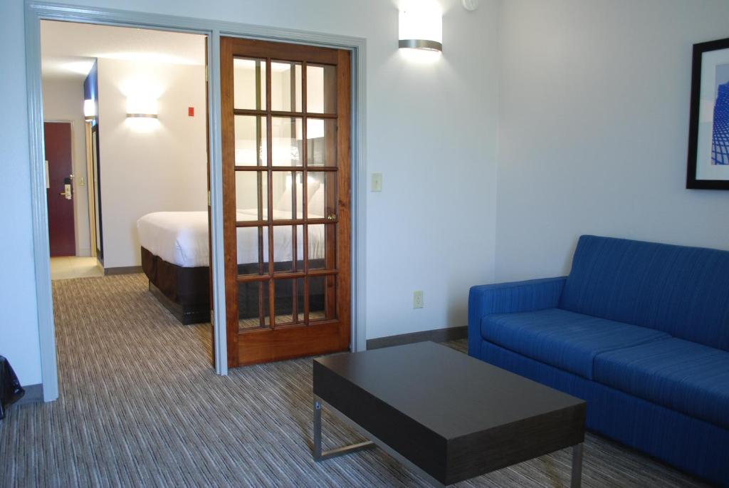 Holiday Inn Express Hotel & Suites Kingsport-Meadowview I-26 by IHG - Suite Queen Con Dos Camas Queen Y Sofá Cama