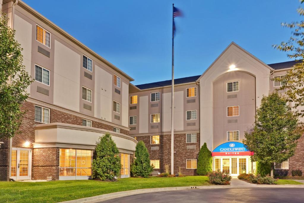 uma imagem da frente de um hotel em Candlewood Suites Indianapolis Northeast, an IHG Hotel em Indianápolis