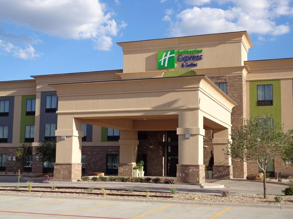 un edificio con un cartel encima en Holiday Inn Express and Suites Lubbock South, an IHG Hotel, en Lubbock