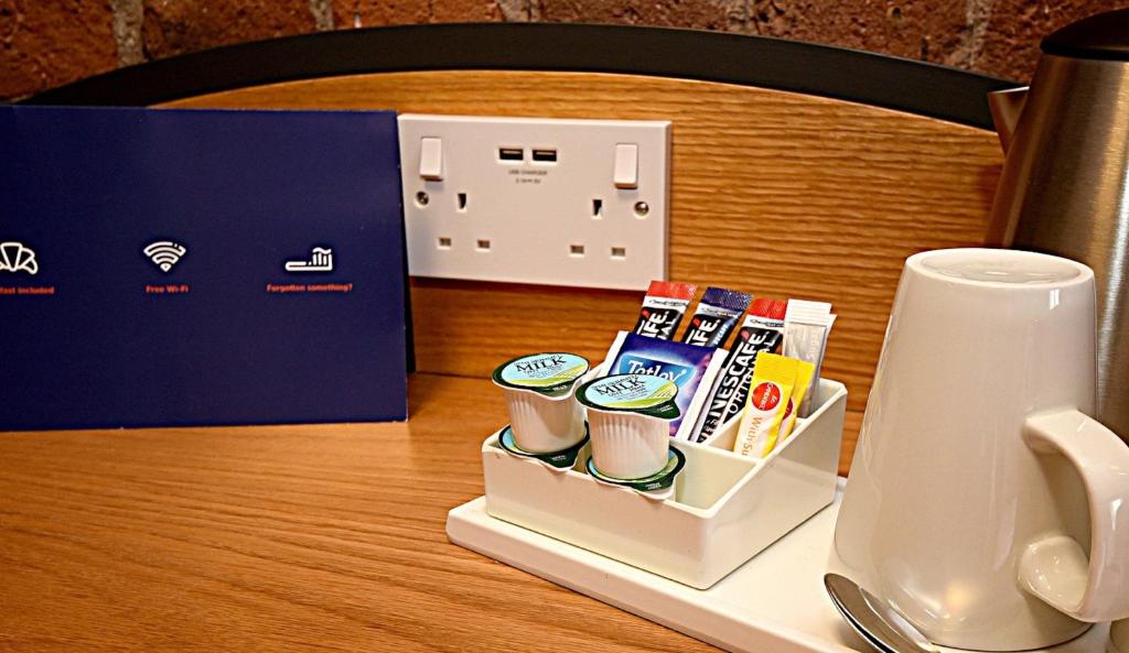 Příslušenství pro přípravu čaje a kávy v ubytování Holiday Inn Express Liverpool-Albert Dock by IHG
