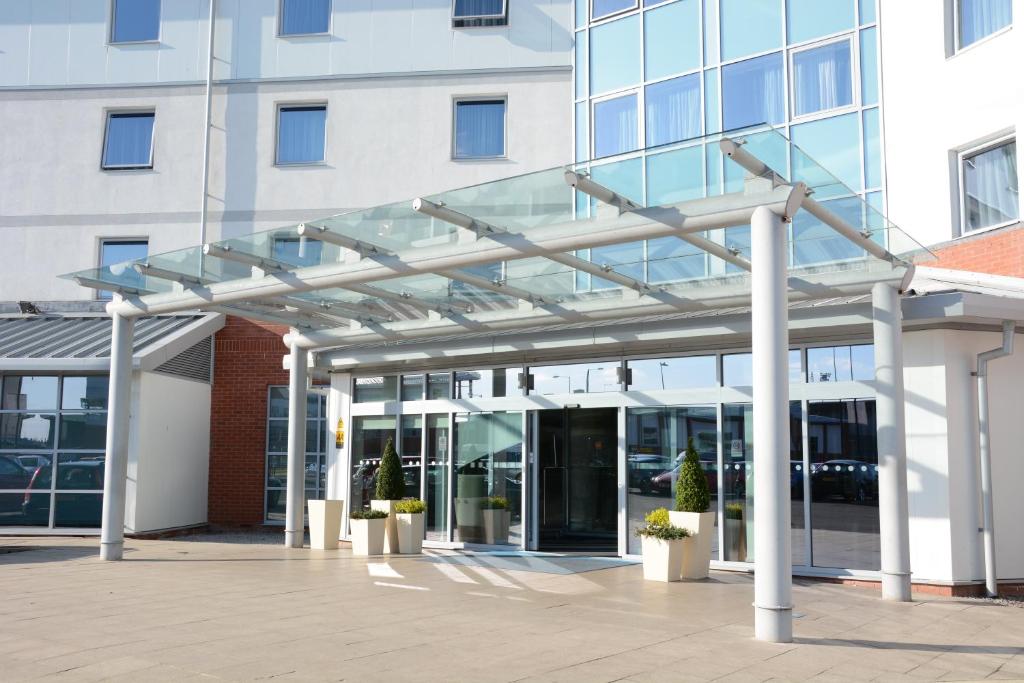 una entrada con techo de cristal a un edificio en Holiday Inn Express Leigh - Sports Village, an IHG Hotel en Leigh