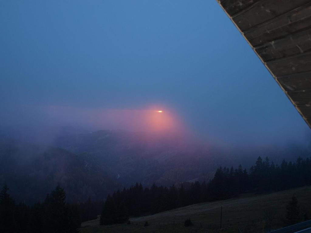 Východ nebo západ slunce při pohledu z penzionu nebo okolí