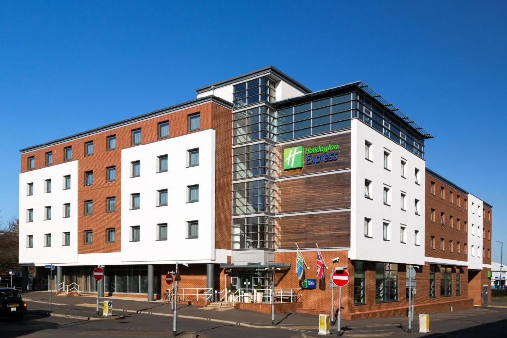 um grande edifício numa rua da cidade com uma rua em Holiday Inn Express Harlow, an IHG Hotel em Harlow