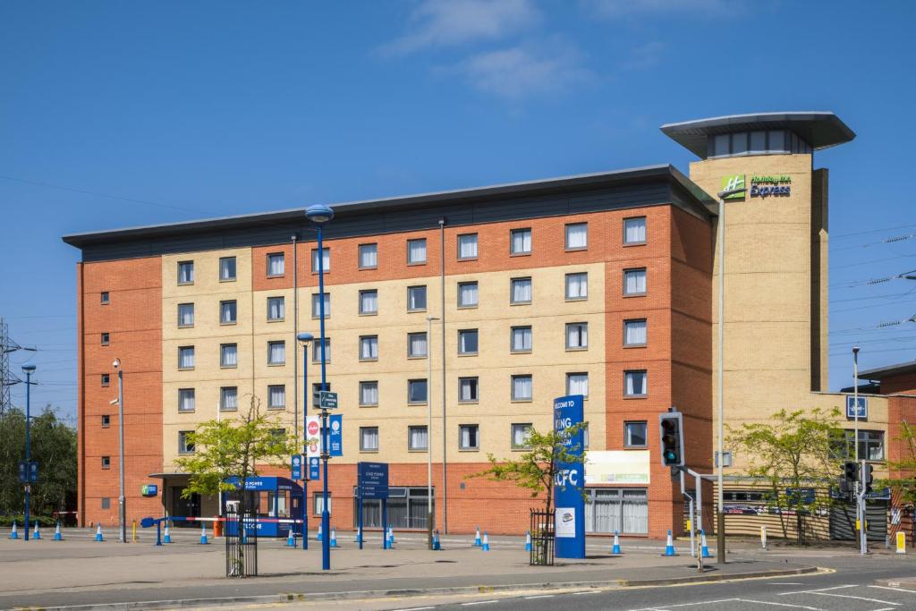 un gran edificio de ladrillo en la esquina de una calle en Holiday Inn Express Leicester City, an IHG Hotel, en Leicester