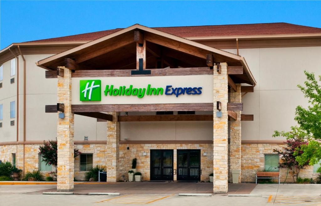 een gebouw met een bord voor een Holiday Inn Express bij Holiday Inn Express of Salado-Belton, an IHG Hotel in Salado