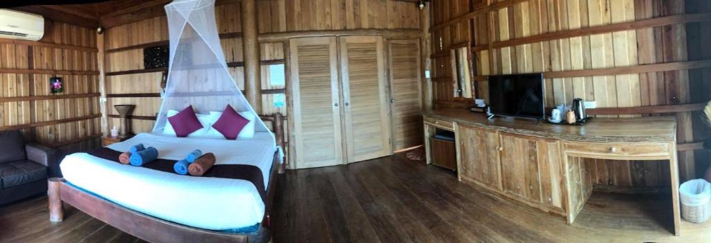 TV a/nebo společenská místnost v ubytování Thiwson Beach Resort - SHA Extra Plus